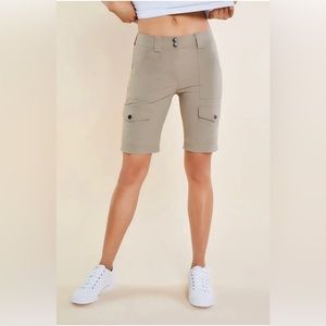 Anatomie Kate Apiedi Cargo
Shorts. Size Medium. Excellent condition. Khaki.